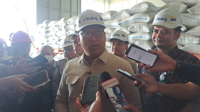 Wakil Menteri Pertanian (Wamentan) Sudaryono di Sentra Penggilingan Padi (SPP) Bulog Karawang, Jawa Barat 