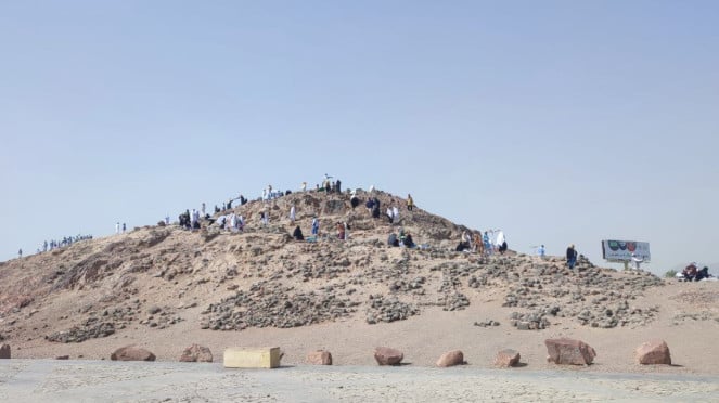 Suasana Jabal Uhud di Madinah, Raudhatun Jannah/Raudhah (Taman Surga) di Masjid Nabawi, Masjid Nabawi di Kota Madinah Arab Saudi., Calon jemaah haji Indonesia membaur dengan jemaah lain di Masjid Nabawi, Madinah, Suasana Jabal Uhud di Madinah
