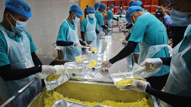 Pekerja mengemas makanan di dapur Raghaeb Catering, Makkah, Arab Saudi