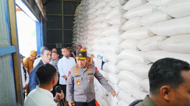 Kapolri Jenderal Polisi Listyo Sigit Prabowo dan Menteri Pertanian, Amran Sulaiman meninjau Gudang Bulog Cabang Bone.