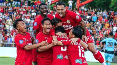 Semen Padang merayakan gol
