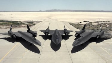 SR-71 Blackbird, 1. Rekor Kecepatan dari New York ke London yang Tak Tertandingi, 2. Kecepatan dan Ketinggian Ektrem: Mach 3 ke atas &amp; 85.000 kaki, 3. Proyek Rahasia Skunk Works &amp; Desain Stealth, 4. Terbuat dari Tiranium, 5. SR-72 “Son of Blackbird”: Penerus Hipersonik?, 6. Warisan Teknologi &amp; Ikon Perang Dingin