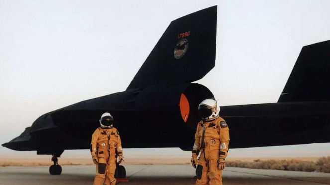 SR-71 Blackbird, 1. Rekor Kecepatan dari New York ke London yang Tak Tertandingi, 2. Kecepatan dan Ketinggian Ektrem: Mach 3 ke atas &amp; 85.000 kaki, 3. Proyek Rahasia Skunk Works &amp; Desain Stealth, 4. Terbuat dari Tiranium, 5. SR-72 “Son of Blackbird”: Penerus Hipersonik?, 6. Warisan Teknologi &amp; Ikon Perang Dingin