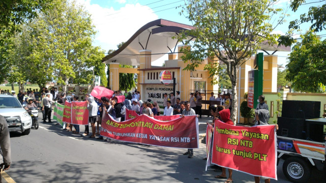 Demo aliansi masyarakat NTB peduli terkait polemik yayasan RSI NTB