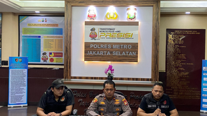 Kanit Resmob Satreskrim Polres Metro Jakarta Selatan AKP Bima Sakti bersama Kasie Humas Polres Metro Jaksel Kompol Murodih di Lobby Polres Metro Jaksel