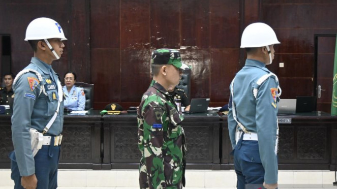 Terdakwa Kelasi Satu Jumran (berdiri tengah)