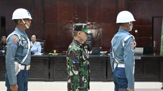 Terdakwa Kelasi Satu Jumran (berdiri tengah)