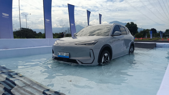Mobil listrik Geely EX5 melewati genangan air