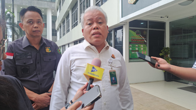 Kapuspenkum Kejagung Harli Siregar, Mendikbud Nadiem Makarim datangi Istana Negara, Jakarta Pusat, Senin, 27 Mei 2024, Kapuspenkum Kejagung Harli Siregar , Mantan Dirut Sritex Iwan Setiawan Lukminto (tengah) dikawal petugas.,  Imam Masjidil Haram Syeikh Abdul Rahman Al-Sudais, Presiden Prabowo Subianto bertemu dengan Presiden ke-5 RI, Megawati Soekarnoputri., Ilustrasi penganiayaan.