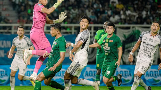 Kiper Persebaya Ramadhani Menghalau Bola Atas (Sumber: Instagram Persebaya).
