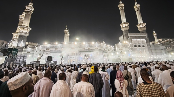 Jemaah haji dari berbagai negara usai Salat Isya di Masjidil Haram, Makkah, Jemaah haji dari berbagai negara usai Salat Isya di Masjidil Haram, Makkah, Ilustrasi suasana jemaah haji di Arab Saudi (dok: BP Haji), Wakil Kepala BP Haji Dahnil Anjar Simanjutak dan Para Jemaah Haji Lansia, Jemaah haji Aceh sedang mendengarkan ceramah di Tanah Suci, Jabal Uhud, Pasar Murah Kakiyah di Mekah Arab Saudi., Jemaah haji Indonesia jelang kepulangan ke Tanah Air., Calon jemaah haji Indonesia membaur dengan jemaah lain di Masjid Nabawi, Madinah