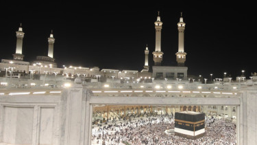 Jemaah haji dari Indonesia melakukan Tawaf di Masjidil Haram, Makkah