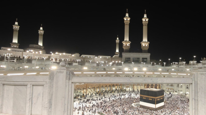 Jemaah calon haji dari berbagai negara melakukan Tawaf di Masjidil Haram, Makkah