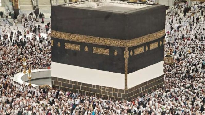 Jemaah haji dari berbagai negara melakukan Tawaf di Masjidil Haram, Makkah