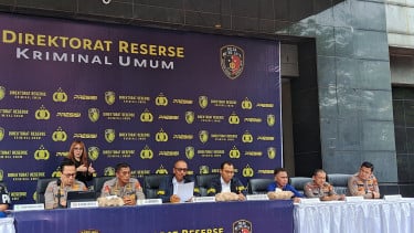 Dirreskrimum Polda Metro Jaya Kombes Pol Wira Satya Triputra dalam konferensi pers Operasi Berantas Jaya 2025