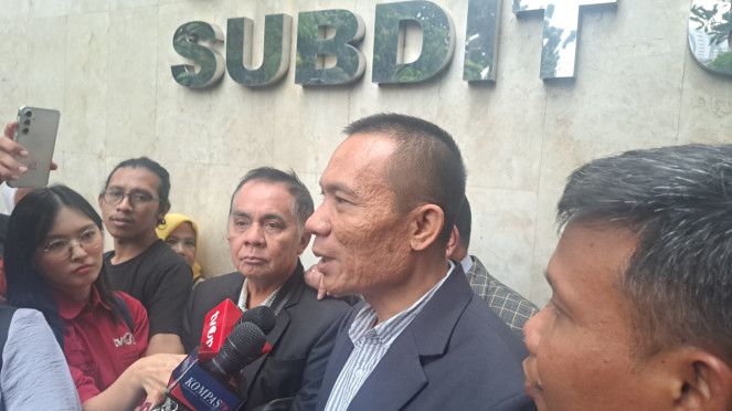 Ahli forensik digital, Rismon Sianipar di Polda Metro Jaya., Ahli forensik digital, Rismon Sianipar di Polda Metro Jaya., Roy Suryo (tengah), Konten kreator di Gowa, Sulsel mengalami kesurupan saat buat konten horor., Eks Mendikbud Nadiem Makarim.