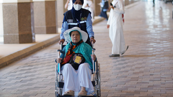 Seorang petugas haji membantu jemaah di Miqat Bir Ali Madinah, Puncak ibadah haji tahun 2025, Wukuf di Arafah 9 Zulhijah 1446 H, Senja menuju Muzdalifah., Jemaah haji di Arafah, Seorang petugas haji membantu jemaah di Miqat Bir Ali Madinah