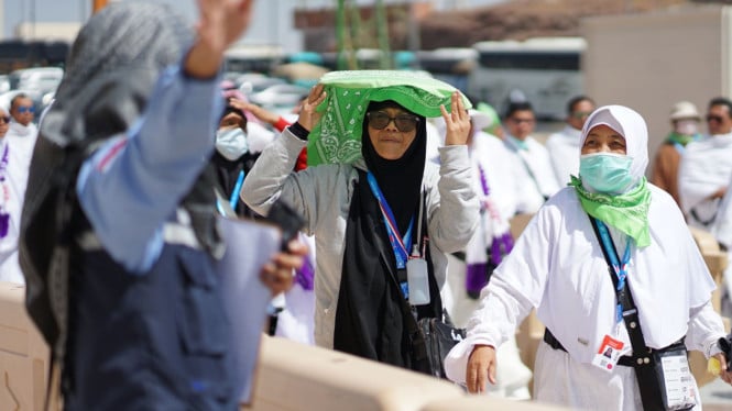 Petugas haji sedang mengarahkan jalan ke jemaah di Miqat Bir Ali Madinah, Kerabat SM, Jemaah Haji Ilegal Asal Pamekasan yang Meninggal Dunia di Makkah, Jemaah haji asal Bandung, Heri Risdyanto ditolak masuk Arab Saudi di Bandara , Pimpinan DPR saat Rapat paripurna penutupan masa sidang. (Foto ilustrasi)., Aktivis kesehatan Tifauzia Tyassuma alias Dokter Tifa (kanan)., Presiden Prabowo Subianto, Ketum PDIP Megawati Soekarnoputri dan Wapres Gibran