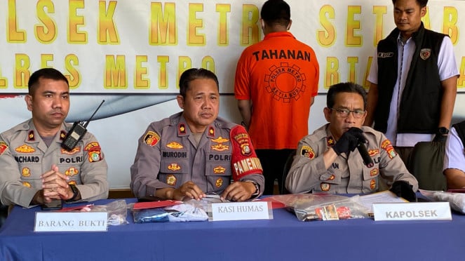 Polsek Metro Setiabudi berhasil ungkap pesta seks sesama jenis atau gay. Satu orang dijadikan sebagai tersangka