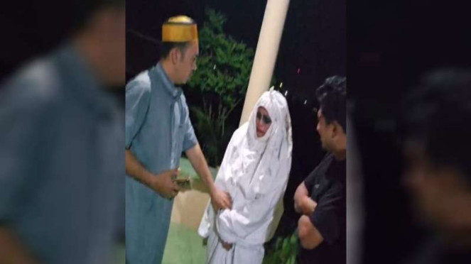 Konten kreator di Gowa, Sulsel mengalami kesurupan saat buat konten horor., Ahli forensik digital, Rismon Sianipar di Polda Metro Jaya., Roy Suryo (tengah), Konten kreator di Gowa, Sulsel mengalami kesurupan saat buat konten horor., Eks Mendikbud Nadiem Makarim.