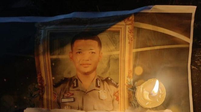 Aksi bakar lilin mahasiswa di depan Polda NTB mendesak pengusutan kasus Brigadir Nurhadi (Satria)