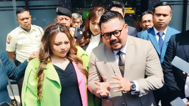 Lisa Mariana bersama kuasa hukumnya di PN Bandung