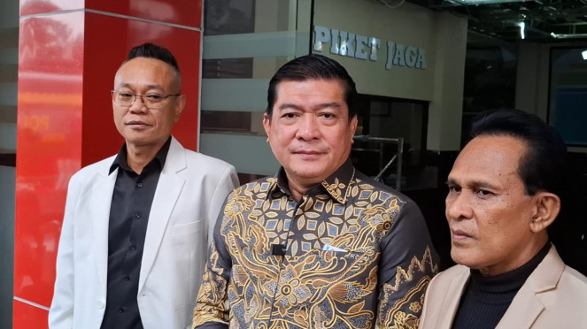 Ketua Solidaritas Merah Putih Silfester Matutina di Polres Metro Jaksel usai diperiksa soal tudingan Roy Suryo yang menduga ijazah Jokowi palsu