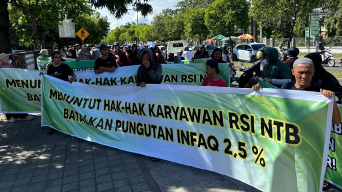 Aksi unjuk rasa karyawan RSI NTB