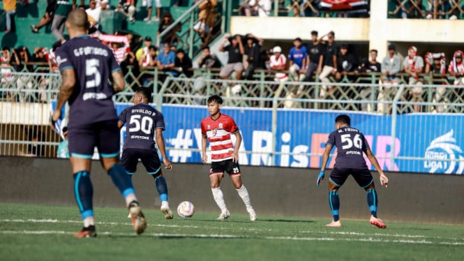 M Riski Afrisal berusaha melewati lawan (Sumber: MO Madura United)