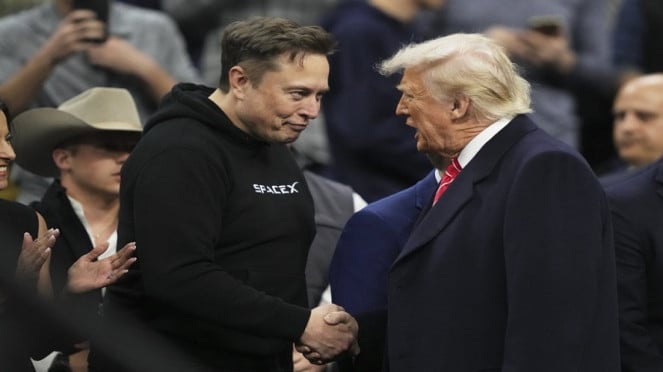 CEO SpaceX dan Tesla Elon Musk bersama Presiden Donald Trump