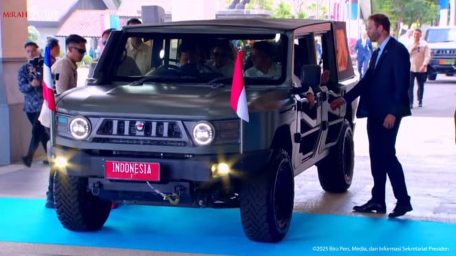 Presiden RI Prabowo Subianto menyopiri Presiden Prancis Emmanuel Macron di Akmil Magelang (sumber: tangkapan layar YouTube Sekretariat Presiden)
