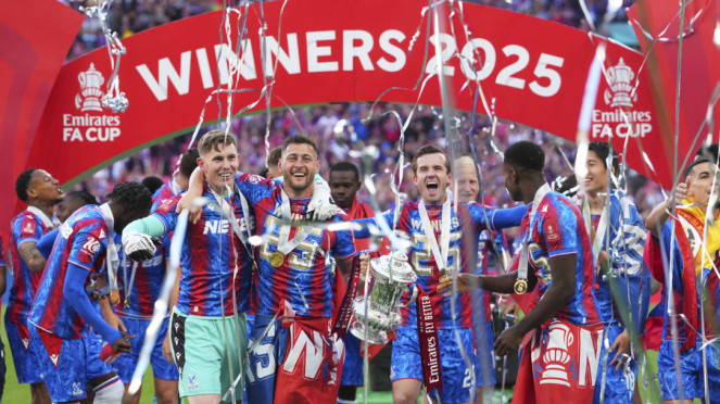Crystal Palace juara Piala FA 2024/25, PSG juara Liga Champions 2024/25, Tottenham Hotspur juara Liga Europa 2024/25, Harry Kane juara Bundesliga 2024/25, Newcastle United juara Piala Liga Inggris 2024/25, Bologna juara Coppa Italia 2024/25, Crystal Palace juara Piala FA 2024/25