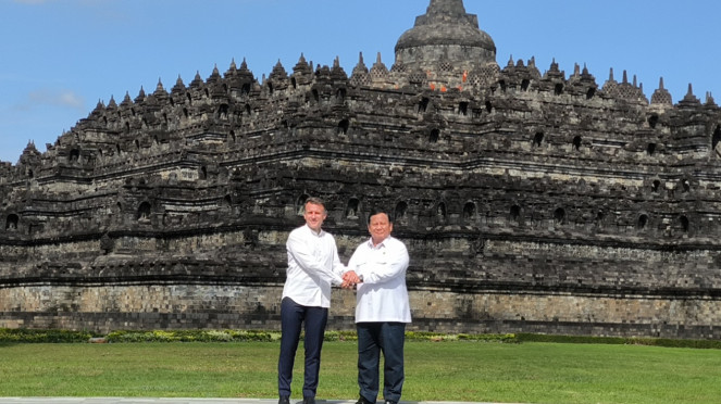 Presiden RI Prabowo Subianto dan Presiden Prancis Emmanuel Macron di Candi Borobudur, Jawa Tengah 