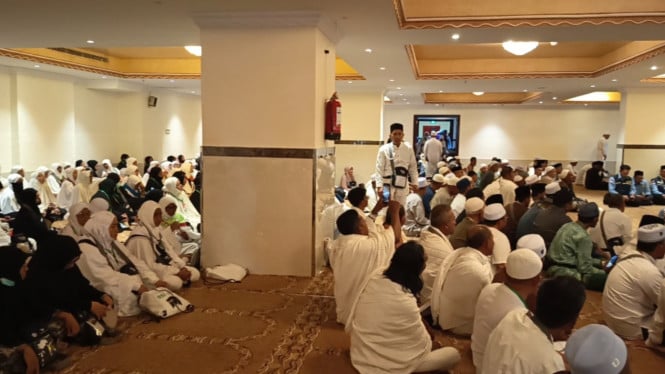 Jemaah haji Aceh sedang mendengarkan ceramah di Tanah Suci, Jemaah haji dari berbagai negara usai Salat Isya di Masjidil Haram, Makkah, Ilustrasi suasana jemaah haji di Arab Saudi (dok: BP Haji), Wakil Kepala BP Haji Dahnil Anjar Simanjutak dan Para Jemaah Haji Lansia, Jemaah haji Aceh sedang mendengarkan ceramah di Tanah Suci, Jabal Uhud, Pasar Murah Kakiyah di Mekah Arab Saudi., Jemaah haji Indonesia jelang kepulangan ke Tanah Air., Calon jemaah haji Indonesia membaur dengan jemaah lain di Masjid Nabawi, Madinah