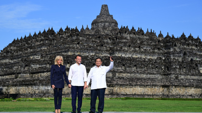 Presiden RI Prabowo Subianto, Presiden Prancis Emmanuel Macron dan istri, Brigitte Macron di Candi Borobudur, Magelang, Jawa Tengah (sumber foto: Muchlis Jr - Biro Pers Sekretariat Presiden), Jemaah haji Amer Al Gaddafi sempat tertinggal pesawat karena masalah imigrasi, Jan Hwa Diana menyerahkan dokumen ke penyidik Polda Jatim., VIVA Militer: Sistem rudal pertahanan udara C-RAM Iron Dome militer Israel, Tim gabungan saat menangkap Edy Suranta Gurusinga alias Godol.(dok Kejati Sumut)