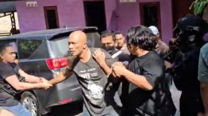 Tim gabungan saat menangkap Edy Suranta Gurusinga alias Godol.(dok Kejati Sumut), Jemaah haji Amer Al Gaddafi sempat tertinggal pesawat karena masalah imigrasi, Jan Hwa Diana menyerahkan dokumen ke penyidik Polda Jatim., VIVA Militer: Sistem rudal pertahanan udara C-RAM Iron Dome militer Israel, Tim gabungan saat menangkap Edy Suranta Gurusinga alias Godol.(dok Kejati Sumut)
