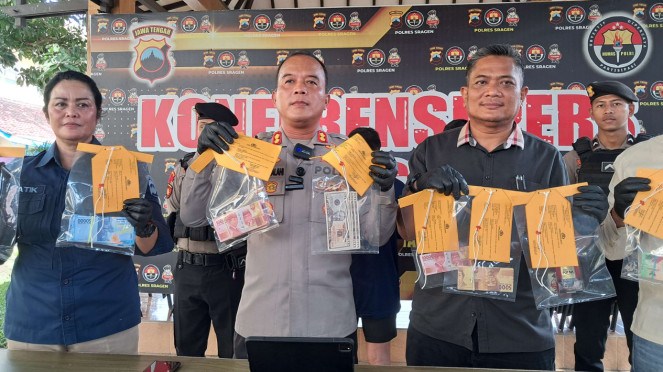 Kapolres Sragen AKBP Petrus Parningotan Silalahi menunjukan bb berupa uang palsu