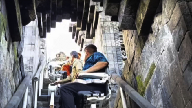Penampakan Stairlift di Candi Borobudur