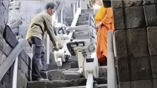 Penampakan Stairlift di Candi Borobudur