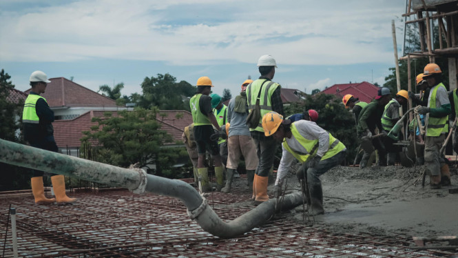 Ilustrasi pekerja konstruksi dalam industri property
