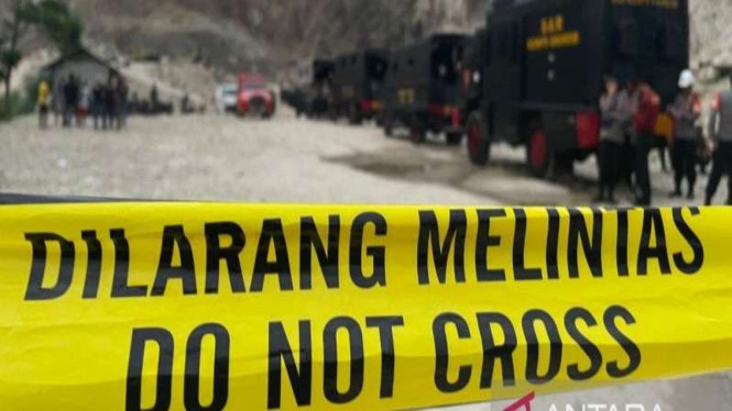 Garis polisi terpasang di area kejadian longsor di Gunung Kuda Cirebon, Jabar.