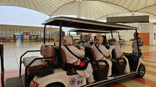 Jemaah Indonesia tiba di Bandara King Abdul Aziz, Jeddah, Arab Saudi