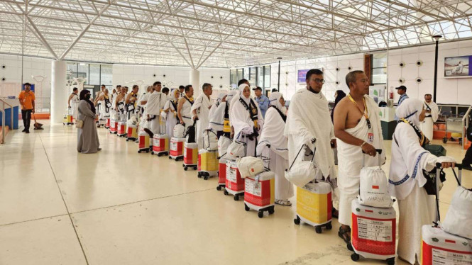 Jemaah Indonesia tiba di Bandara King Abdul Aziz, Jeddah, Arab Saudi