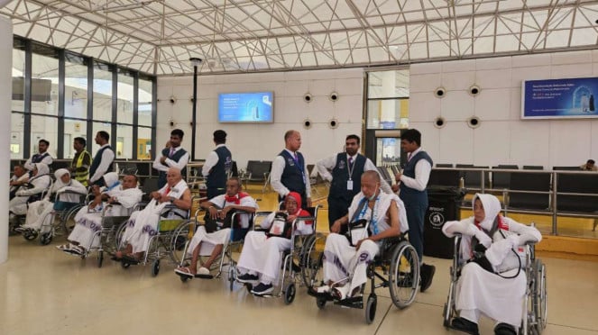 Jemaah lansia Indonesia tiba di Bandara King Abdul Aziz, Jeddah, Arab Saudi