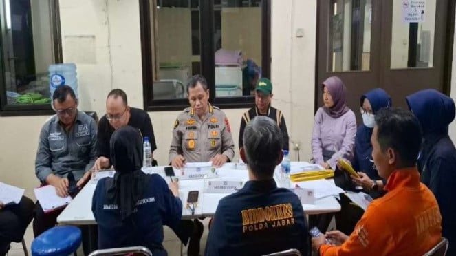 Tim DVI Polda Jabar identifikasi 14 korban tewas longsor Gunung Kuda, Cirebon., 1. Pemuda di Takalar Dianiaya-Ditelanjangi Oknum Polisi, Dipaksa Akui Narkoba Lalu Diperas, Seorang pria di Takalar mengaku jadi korban penganiayaan dan pemerasan polisi, Ilustrasi COVID-19/virus corona, Tim DVI Polda Jabar identifikasi 14 korban tewas longsor Gunung Kuda, Cirebon., 4. Dedi Mulyadi Unggah Video Lawas Sidak Tambang Cirebon: Saya Sudah Bawel Sejak 2021, Longsor di Gunung Kuda Cirebon., 5. Buat Ulah, 100 Napi Berisiko Tinggi Dipindahkan ke Lapas Super Maksimum di Nusakambangan , 100 napi beresiko tinggi dipindahkan ke Lapas Nusakambangan (sumber foto: Dok Ditjen PAS)