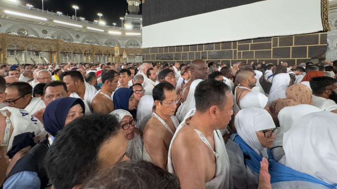 Amirulhaj Nasaruddin dan rombongan lakukan tawaf bagian rangkaian ibadah umrah