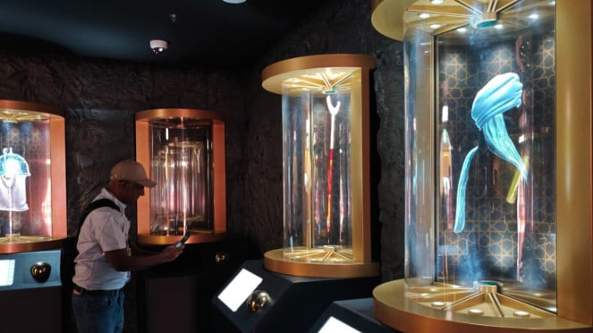 Pengunjung memotret di Museum Internasional Biografi Nabi Muhammad, Museum Internasional Biografi Nabi Muhammad di Clock Tower, dekat Masjidil Haram, Replika mimbar yang digunakan Nabi Muhammad di Museum, Pengunjung memotret di Museum Internasional Biografi Nabi Muhammad, Museum Internasional Biografi Nabi Muhammad