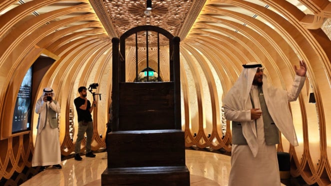 Replika mimbar yang digunakan Nabi Muhammad di Museum, Museum Internasional Biografi Nabi Muhammad di Clock Tower, dekat Masjidil Haram, Replika mimbar yang digunakan Nabi Muhammad di Museum, Pengunjung memotret di Museum Internasional Biografi Nabi Muhammad, Museum Internasional Biografi Nabi Muhammad