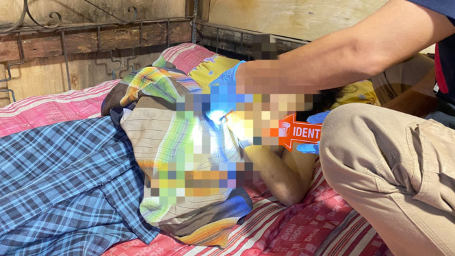 Tim inafis saat melakukan proses evakuasi dan cek TKP terkait aksi penganiayaan dan pembunuhan wanita di tangerang