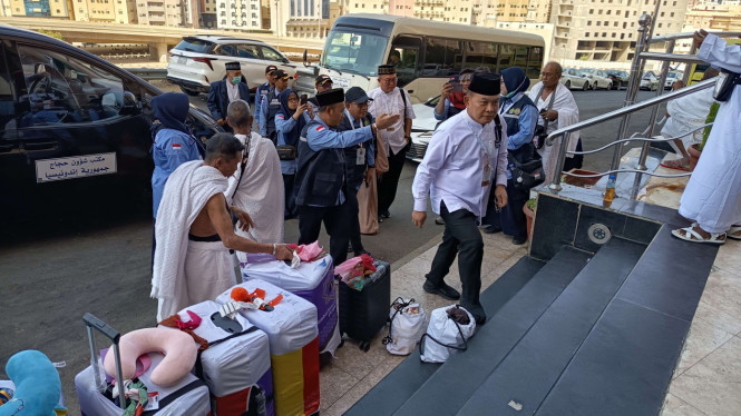 Tim Amirulhaj kunjungi jemaah di Hotel Emaar Al Diyafa, Sektor 2, Makkah, Tim Amirulhaj, petugas haji, dan jemaah di Hotel Emaar Al Diyafa, Makkah, Jemaah di Hotel Emaar Al Diyafa, Makkah, Tim Amirulhaj Arif ah Choirul Fauzi, Tim Amirulhaj kunjungi jemaah di Hotel Emaar Al Diyafa, Sektor 2, Makkah